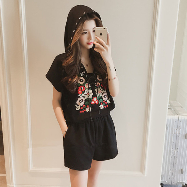 Sport - set casual de dama din doua parti cu gluga cu broderie in alb si negru