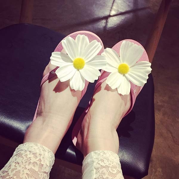 Papuci de plaja de dama din cauciuc cu floare decorativa, in diferite culori