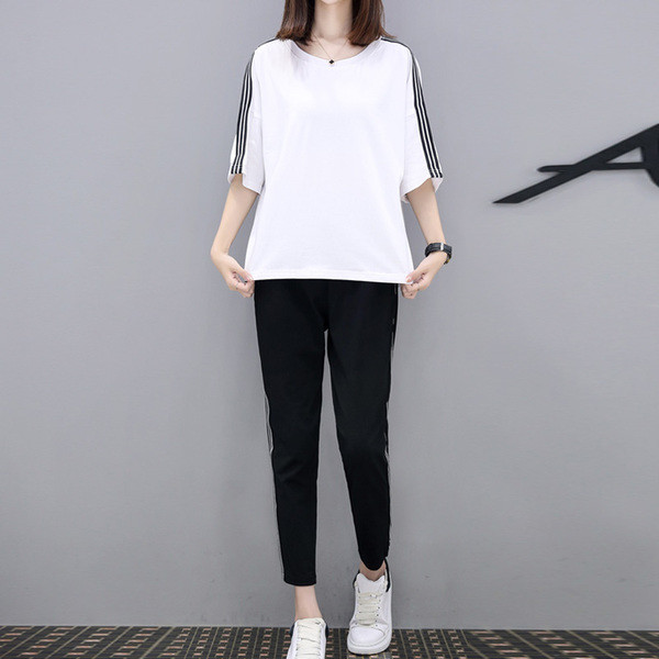 Echipa sportivă feminină - două modele în trei culori