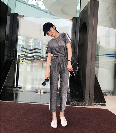 Echipă sportivă zilnică feminină în două părți cu inscripție în trei culori