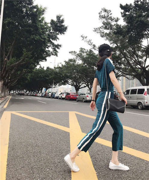 Echipă sportivă zilnică feminină în două părți cu inscripție în trei culori