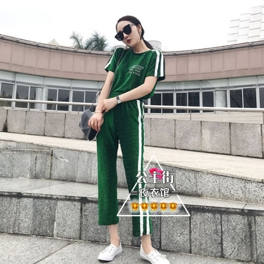 Echipă sportivă zilnică feminină în două părți cu inscripție în trei culori