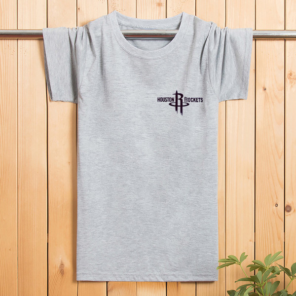 Egyszerű férfi póló rövid ujjal, kis rátéttel