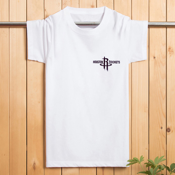 Egyszerű férfi póló rövid ujjal, kis rátéttel