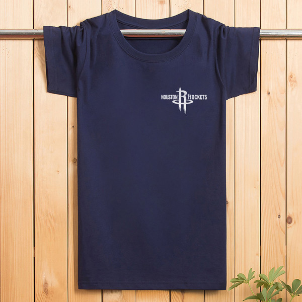 Egyszerű férfi póló rövid ujjal, kis rátéttel