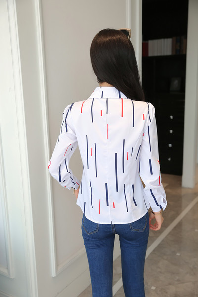 Cămașă de damă pe corp cu mâneci lungi de culoare albă cu imprimeu