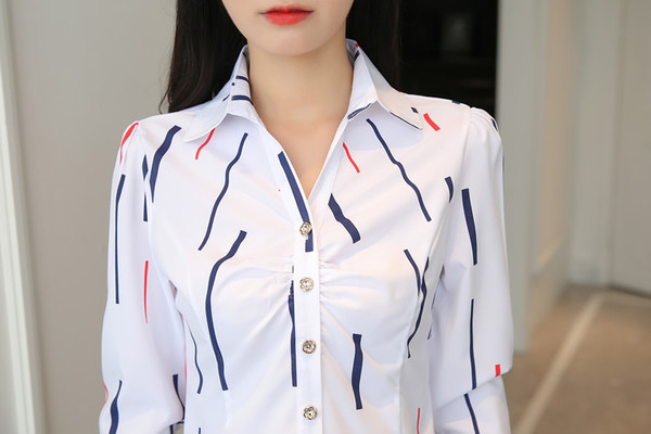 Cămașă de damă pe corp cu mâneci lungi de culoare albă cu imprimeu