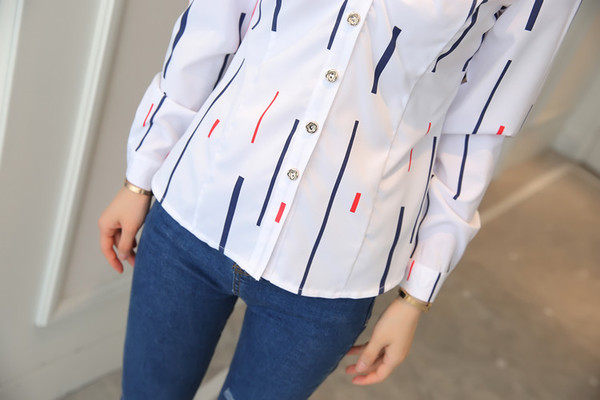 Cămașă de damă pe corp cu mâneci lungi de culoare albă cu imprimeu