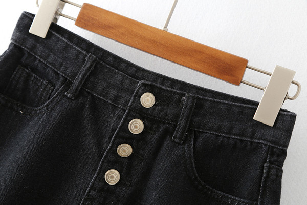 Pantaloni scurți de damă din denim cu talie înaltă cu nasturi de culoare închisă