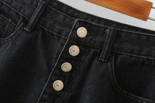 Pantaloni scurți de damă din denim cu talie înaltă cu nasturi de culoare închisă