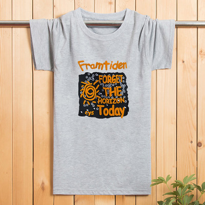 Tricou pentru bărbați cu aplicație colorată și mâneci scurte