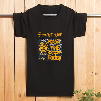 Tricou pentru bărbați cu aplicație colorată și mâneci scurte