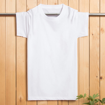 Tricou pentru bărbați cu aplicație colorată și mâneci scurte