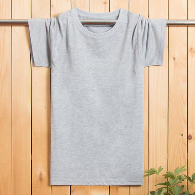 Tricou pentru bărbați cu aplicație colorată și mâneci scurte