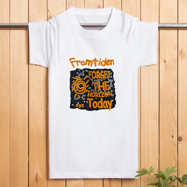 Tricou pentru bărbați cu aplicație colorată și mâneci scurte