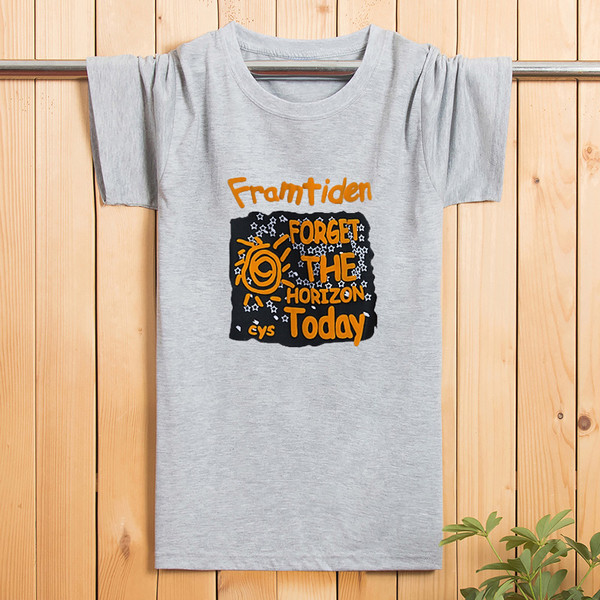 Tricou pentru bărbați cu aplicație colorată și mâneci scurte