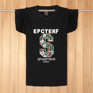 Tricouri bărbătești actuale cu aplicații colorate – multe modele