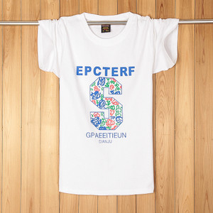 Tricouri bărbătești actuale cu aplicații colorate – multe modele