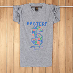 Tricouri bărbătești actuale cu aplicații colorate – multe modele