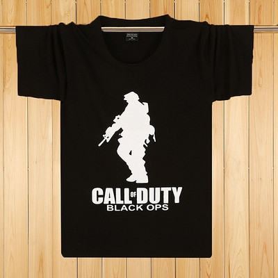 Tricouri bărbătești actuale cu aplicații colorate – multe modele