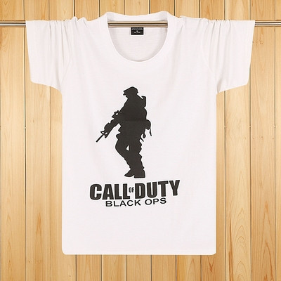 Tricouri bărbătești actuale cu aplicații colorate – multe modele