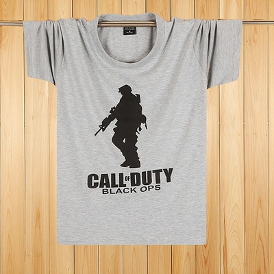 Tricouri bărbătești actuale cu aplicații colorate – multe modele