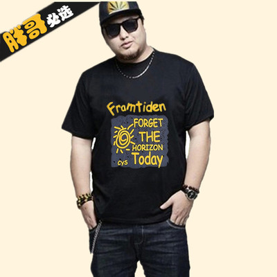 Tricouri bărbătești actuale cu aplicații colorate – multe modele