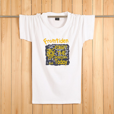 Tricouri bărbătești actuale cu aplicații colorate – multe modele