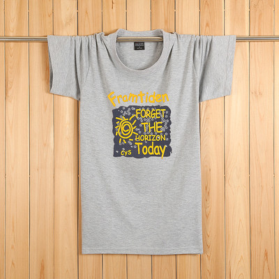 Tricouri bărbătești actuale cu aplicații colorate – multe modele