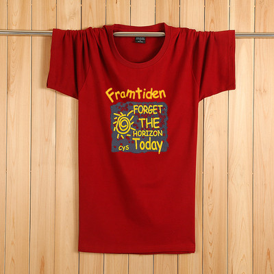 Tricouri bărbătești actuale cu aplicații colorate – multe modele