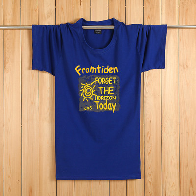 Tricouri bărbătești actuale cu aplicații colorate – multe modele