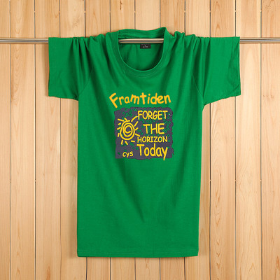 Tricouri bărbătești actuale cu aplicații colorate – multe modele