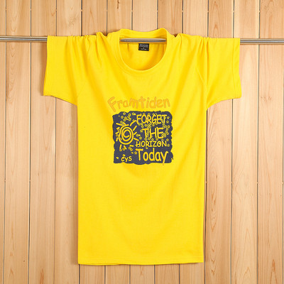 Tricouri bărbătești actuale cu aplicații colorate – multe modele