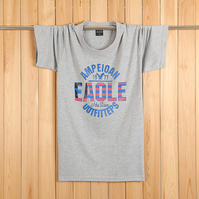 Tricouri bărbătești actuale cu aplicații colorate – multe modele