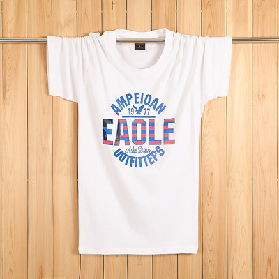 Tricouri bărbătești actuale cu aplicații colorate – multe modele