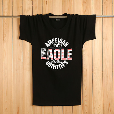 Tricouri bărbătești actuale cu aplicații colorate – multe modele