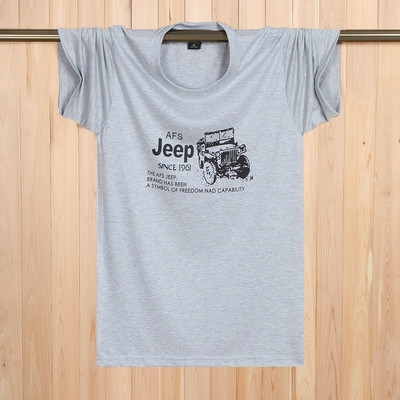 Tricouri bărbătești actuale cu aplicații colorate – multe modele