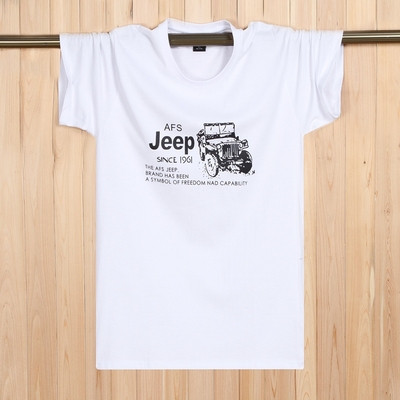 Tricouri bărbătești actuale cu aplicații colorate – multe modele