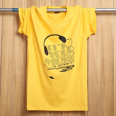 Tricouri bărbătești actuale cu aplicații colorate – multe modele