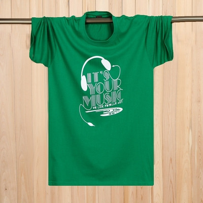 Tricouri bărbătești actuale cu aplicații colorate – multe modele