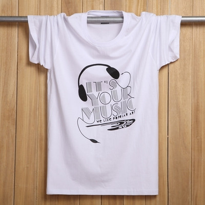 Tricouri bărbătești actuale cu aplicații colorate – multe modele