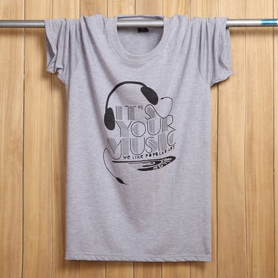 Tricouri bărbătești actuale cu aplicații colorate – multe modele