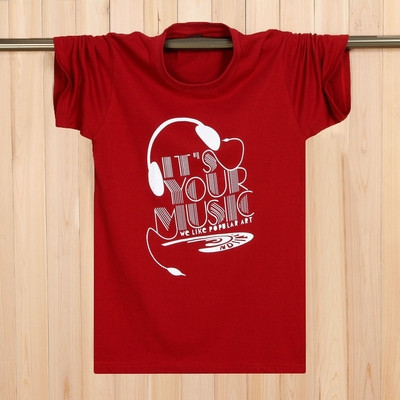 Tricouri bărbătești actuale cu aplicații colorate – multe modele