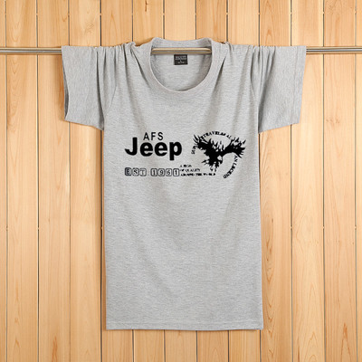 Tricouri bărbătești actuale cu aplicații colorate – multe modele