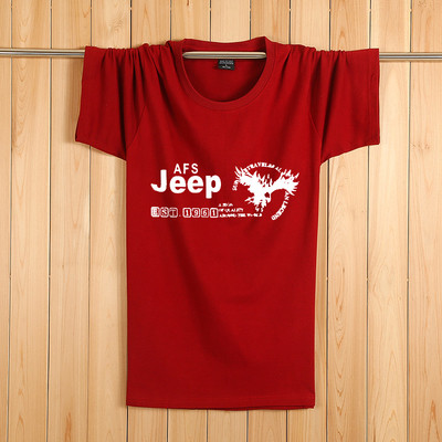 Tricouri bărbătești actuale cu aplicații colorate – multe modele