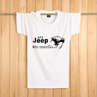 Tricouri bărbătești actuale cu aplicații colorate – multe modele