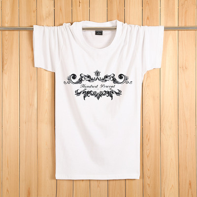 Tricouri bărbătești actuale cu aplicații colorate – multe modele