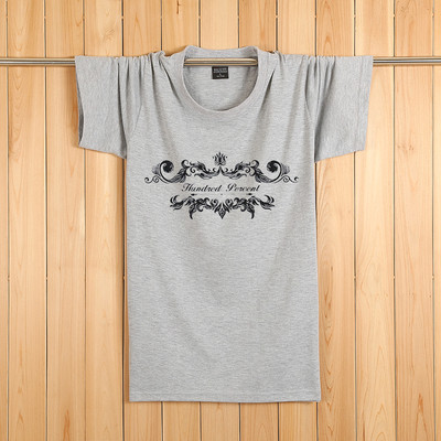 Tricouri bărbătești actuale cu aplicații colorate – multe modele