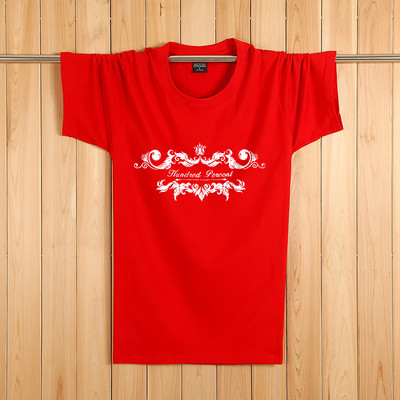 Tricouri bărbătești actuale cu aplicații colorate – multe modele