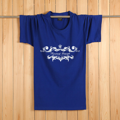 Tricouri bărbătești actuale cu aplicații colorate – multe modele